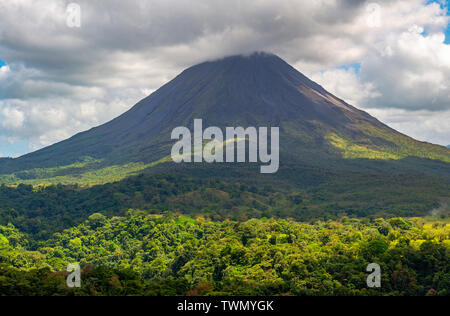 Landschaft der feuchten tropischen Regenwald rund um den majestätischen Vulkan Arenal in der Nähe von La Fortuna, Arenal Volcano National Park, Costa Rica. Stockfoto