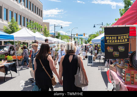 Einheimische und Touristen shop für lokale Produkte auf dem Penticton Landwirt, einem beliebten wöchentlichen Markt im Freien auf der Main Street. Stockfoto