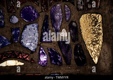 Glas Mosaik aus verschiedenen Stücke mit bunten Lichtern. Stockfoto