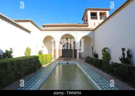 Der Garten im Innenhof mit Pool in die maurische Festung Alcazaba in Malaga, Spanien, Europa Stockfoto