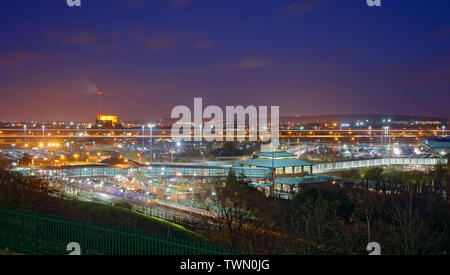 UK, South Yorkshire, Sheffield, Meadowhall Interchange, Tinsley Viadukt & Blackburn wiesen Biomassekraftwerk bei Nacht Stockfoto