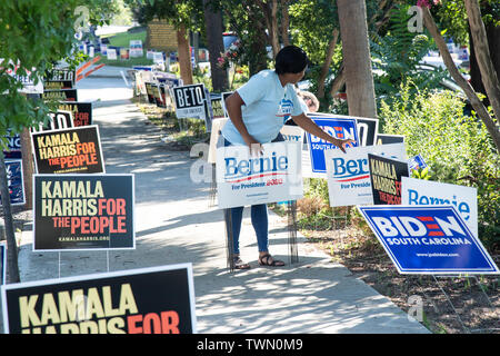 Columbia, USA. Juni, 2019 21. Eine Kampagne Freiwilligen ordnet Zeichen Unterstützung der Demokratischen Präsidentschaftskandidaten Senator Bernie Sanders in der Vorbereitung für die Rep. Jim Clyburn Weltberühmten Fisch braten Juni 21, 2019 in Columbia, South Carolina. Die Veranstaltung beginnt tritt weg von der South Carolina Demokratischen Konvent Wochenende und 22 Demokratische Kandidaten planen, die Veranstaltung zu besuchen. Credit: Planetpix/Alamy leben Nachrichten Stockfoto