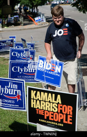 Columbia, USA. Juni, 2019 21. Eine Kampagne Freiwilligen ordnet Zeichen Unterstützung der Demokratischen Präsidentschaftskandidaten der ehemalige Vizepräsident Joe Biden in der Vorbereitung für die Rep. Jim Clyburn Weltberühmten Fisch braten Juni 21, 2019 in Columbia, South Carolina. Die Veranstaltung beginnt tritt weg von der South Carolina Demokratischen Konvent Wochenende und 22 Demokratische Kandidaten planen, die Veranstaltung zu besuchen. Credit: Planetpix/Alamy leben Nachrichten Stockfoto