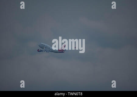 Orlando, Florida. Juni 06, 2019. Flugzeug von Virgin Atlantic Airlines an bewölkten Himmel Hintergrund in Orlando International Airport. Stockfoto