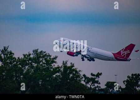 Orlando, Florida. Juni 06, 2019. Flugzeug von Virgin Atlantic Airlines auf Sonnenuntergang Hintergrund bei Orlando International Airport. Stockfoto