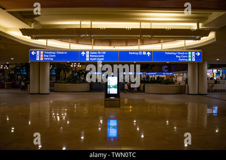 Orlando, Florida. Juni 06, 2019. Big blue Zeichen für Ticketing und Überprüfen von Orlando International Airport. Stockfoto