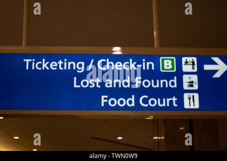 Orlando, Florida. Juni 06, 2019. Beleuchtete B Terminal Ticketing und Kontrolle blaues Schild an Orlando International Airport. Stockfoto