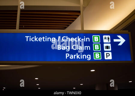 Orlando, Florida. Juni 06, 2019. Ticketing und prüfen, Klemme B blaue Schild am Orlando International Airport. Stockfoto