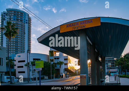 Tampa Bay, Florida. April 28, 2019. Amalie Sreetcar Station im Kanal. Stockfoto