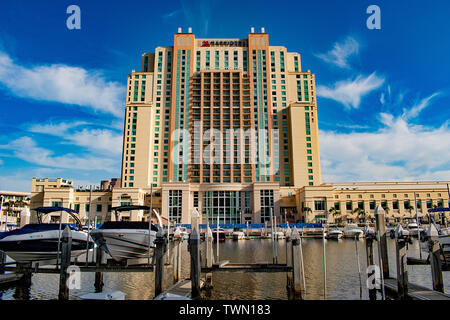 Tampa Bay, Florida. April 28, 2019. Panoramablick über Tampa Marriott Water Street auf hellblau Himmel Hintergrund in der Innenstadt Stockfoto