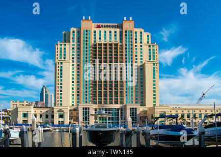 Tampa Bay, Florida. April 28, 2019. Panoramablick über Tampa Marriott Water Street auf hellblau Himmel Hintergrund in der Innenstadt Stockfoto