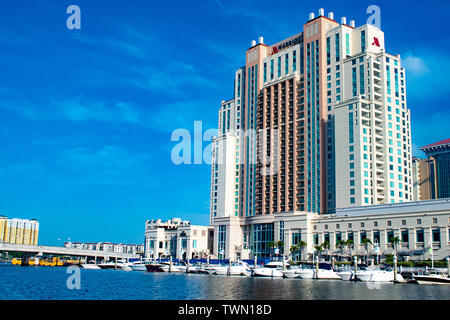 Tampa Bay, Florida. April 28, 2019. Panoramablick über Tampa Marriott Water Street auf hellblau Himmel Hintergrund in der Innenstadt Stockfoto