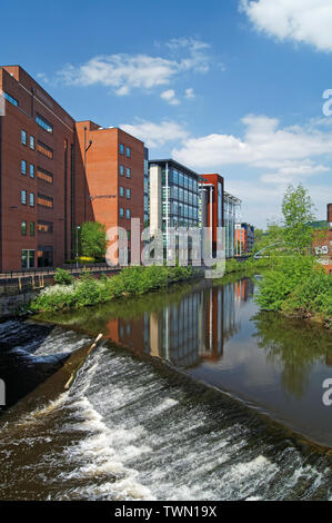 UK, South Yorkshire, Sheffield, Fluss Don suchen westlich von Lady's Bridge, Irwin Mitchell, UKBA Gebäude, neue Wohnungen Stockfoto