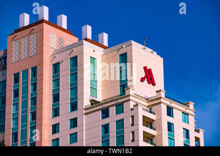 Tampa Bay, Florida. April 28, 2019. Ansicht von oben in Tampa Marriott Water Street auf hellblau Himmel Hintergrund in der Innenstadt Stockfoto