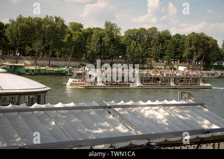 Paris, Frankreich, 06.Juli 2018: Schiff mit Touristen segeln auf der Seine auf einer Studie Tour in Paris Stockfoto