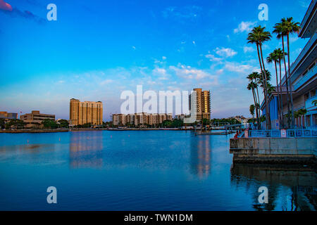 Tampa Bay, Florida. April 28, 2019. Teilweise mit Blick auf die Convention Center auf Hillsborough River. Stockfoto