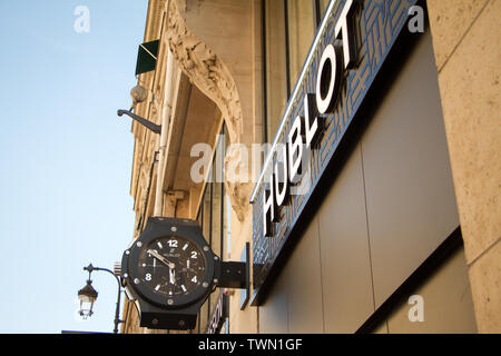 Paris, Frankreich, 05.Juli 2018: Öffnungszeiten Showcase Hublot am Place Vendôme in Paris. Stockfoto