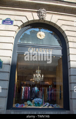 Paris, Frankreich, 05.Juli 2018: Öffnungszeiten Showcase Charvet am Place Vendôme in Paris. Stockfoto