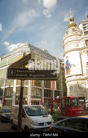 Paris, Frankreich, 06.Juli 2018: Nahaufnahme von einem Zeiger auf den Haussmann grand speichert im Zentrum von Paris. Stockfoto