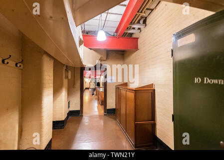 London, Großbritannien, 13. Mai 2019: Innenansicht des Tierheims, die Cabinet War Rooms während WW II untergebracht Heute ist ein Teil der Churchill War Rooms Museum. Stockfoto