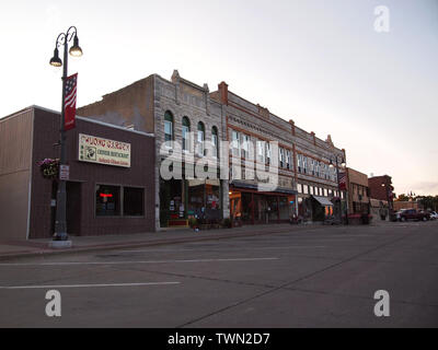 GRINNELL, IA - Juli 27, 2018: Der Block 900 der Breite Str. in die Downtown Historic District von Grinnell, Iowa, kurz nach Sonnenuntergang an einem Sommerabend. Stockfoto