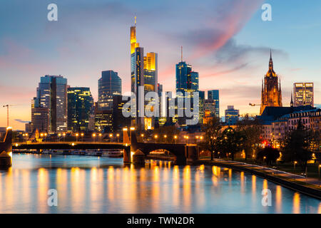 Frankfurt Am Main urban Skyline mit Wolkenkratzern, die Gebäude in der Nacht in Frankfurt am Main, Deutschland Stockfoto