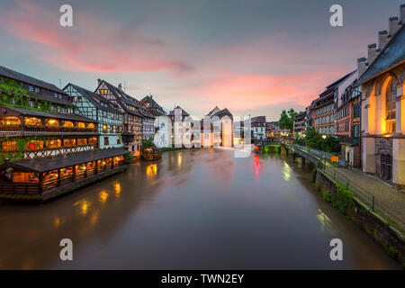 Malerische Fachwerkhäuser der Petite France in Straßburg, Frankreich. Franch traditionelle Häuser in Straßburg, Frankreich. Stockfoto