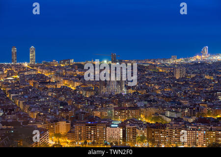 Blick von oben auf die Stadt Barcelona Skyline am Abend in Barcelona, Katalonien, Spanien. Stockfoto