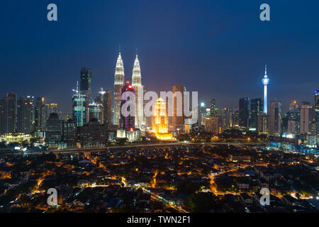 Kuala Lumpur Stadtbild. Panoramablick von Kuala Lumpur Skyline der Stadt während der Sunrise anzeigen Wolkenkratzer bauen und Petronas Twin Tower in Malaysia. Stockfoto