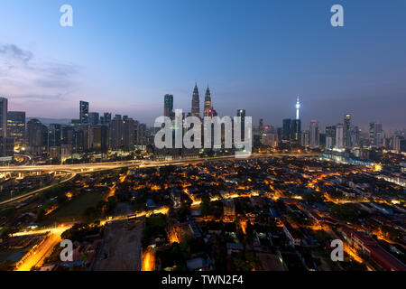 Kuala Lumpur Stadtbild. Panoramablick von Kuala Lumpur Skyline der Stadt während der Sunrise anzeigen Wolkenkratzer Gebäude in Malaysia. Stockfoto