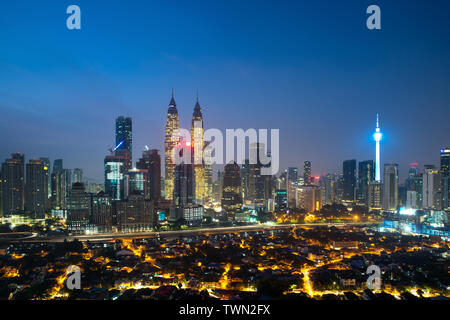 Kuala Lumpur Stadtbild. Panoramablick von Kuala Lumpur Skyline der Stadt während der Sunrise anzeigen Wolkenkratzer bauen und Petronas Twin Tower in Malaysia. Stockfoto