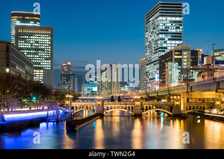 Osaka Wolkenkratzer Gebäude in Nakanoshima Bezirk in der Nacht in Osaka, Japan Stockfoto