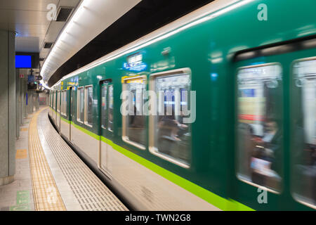 Einrichtung einer Plattform mit u-Bahn Pendler in Tokio, Japan und Tokyo-u-Bahnstation. Stockfoto