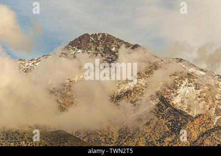 Snowy Mountain Top unter den Wolken im Atlasgebirge in der Nähe von Marrakesch. Marokko Stockfoto