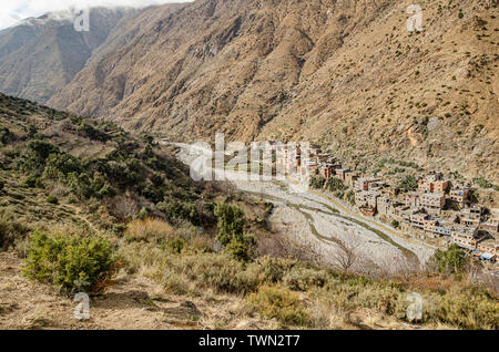 Berber Dorf im Tal des Flusses Ourika durch den Hohen Atlas in der Nähe von Marrakesch umgeben. Marokko Stockfoto