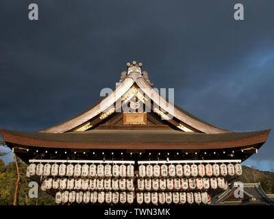 Beleuchtete Laternen im Yasaka oder Gion Schrein in der Nacht. Yasaka Schrein ist einer der bekanntesten Heiligtümer in Kyoto, Japan. Stockfoto