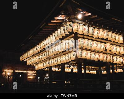 Beleuchtete Laternen im Yasaka oder Gion Schrein in der Nacht. Yasaka Schrein ist einer der bekanntesten Heiligtümer in Kyoto, Japan. Stockfoto