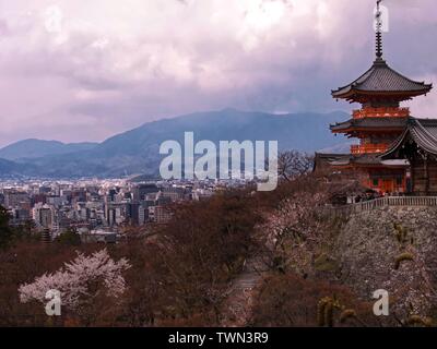 Rote drei stöckige Pagode bei Kiyomizudera Tempel im Frühjahr während der Kirschblüte oder sakura Saison, Kyoto, Japan Stockfoto