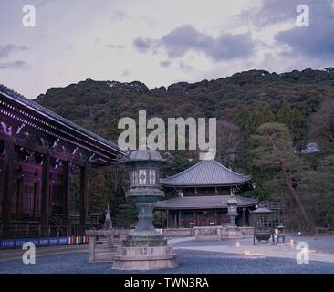 Kyoto, Japan - April 1, 2019: Grundstück bei Shoren-Schrein in der Dämmerung mit Bäumen im Hintergrund. Stockfoto