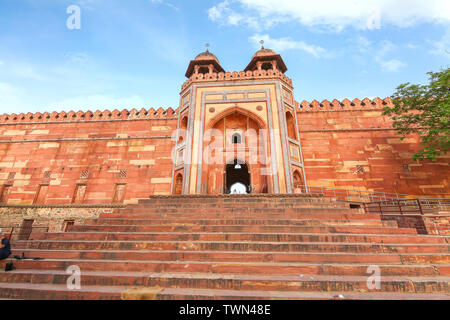 Fatehpur Sikri Haupteingang fort gebaut aus rotem Sandstein mit weißem Marmor Schnitzereien mit langen Steintreppe in Agra Indien. Stockfoto