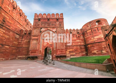 Agra Fort - Historische Mughal Architektur aus rotem Sandstein fort von mittelalterlichen Indien. Agra Fort ist ein UNESCO Weltkulturerbe in der Stadt Agra Indien. Stockfoto