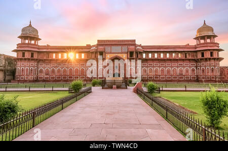 Mittelalterlichen Palast aus rotem Sandstein und Marmor als Jahangir Mahal in Agra Fort bei Sonnenaufgang bekannt. Agra Fort ist ein UNESCO-Weltkulturerbe. Stockfoto