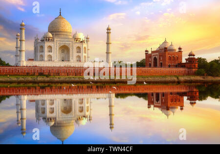 Taj Mahal bei Sonnenuntergang mit Blick auf das Boot auf dem Fluss Yamuna bei Agra Indien. Taj Mahal ist ein UNESCO-Weltkulturerbe und Mughal Architektur Meisterwerk Stockfoto