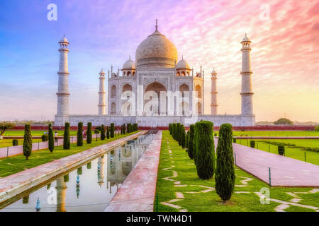 Taj Mahal Agra mit stimmungsvollen Sonnenaufgang Himmel. Weltkulturerbe der UNESCO in Agra Indien Stockfoto