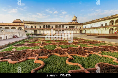 Agra Fort Royal Palace mit weißem Marmor dekoriert Garten der mittelalterlichen Epoche. Agra Fort ist ein historisches fort in Agra, Indien Stockfoto