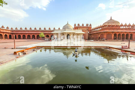 Fatehpur Sikri Salim Chisti (DARGA) Moschee aus weißem Marmor mit rotem Sandstein Architektur der mittelalterlichen Epoche in Agra Indien Stockfoto