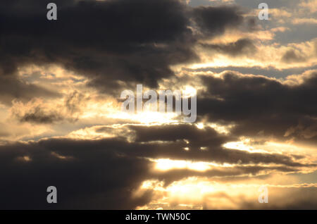 FAHRENHEIT eine Mitte März 2020 Sonnenuntergang Blätter der Himmel über Newark versengte. Stockfoto