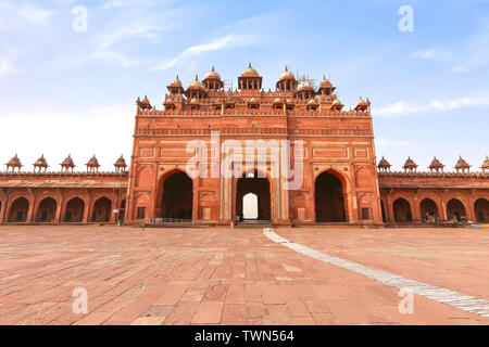 Fatehpur Sikri Agra mittelalterliche Architektur mit Blick auf die riesigen roten Sandstein Gateway als Buland Darwaza von Großmogul Akbar gebaut bekannt Stockfoto