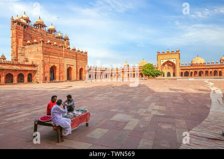 Fatehpur Sikri Agra mittelalterliche Architektur mit Blick auf die riesigen roten Sandstein Gateway als Buland Darwaza von Großmogul Akbar gebaut bekannt Stockfoto