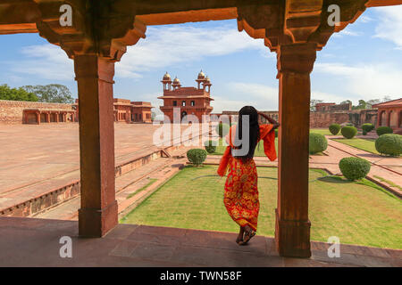 Fatehpur Sikri aus rotem Sandstein Architektur mit Blick auf Frau touristische an der alten Festung Stadt in Agra Indien posing